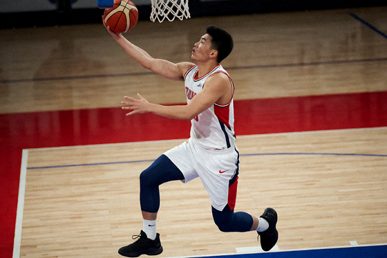篮球比赛中球员突破上篮的瞬间